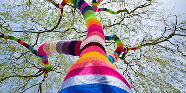 Una forma di yarn bombing. Credit: Artvibes