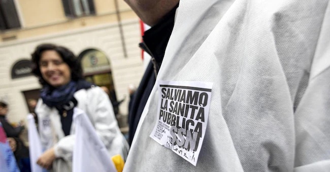 La manifestazione dei medici in Piazza SS. Apostoli. Ansa