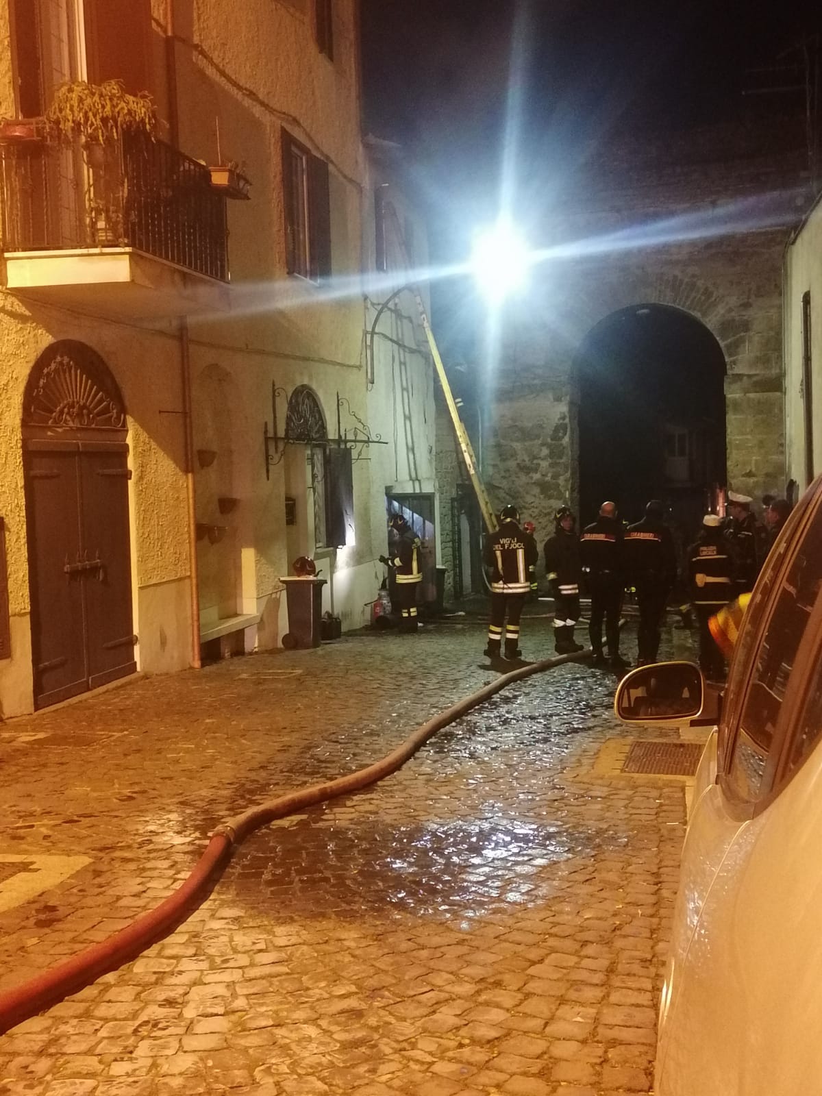 CAVE L'incendio divampato nel centro storico di Cave. Ph. Credit: Protezione Civile Cave- OdV