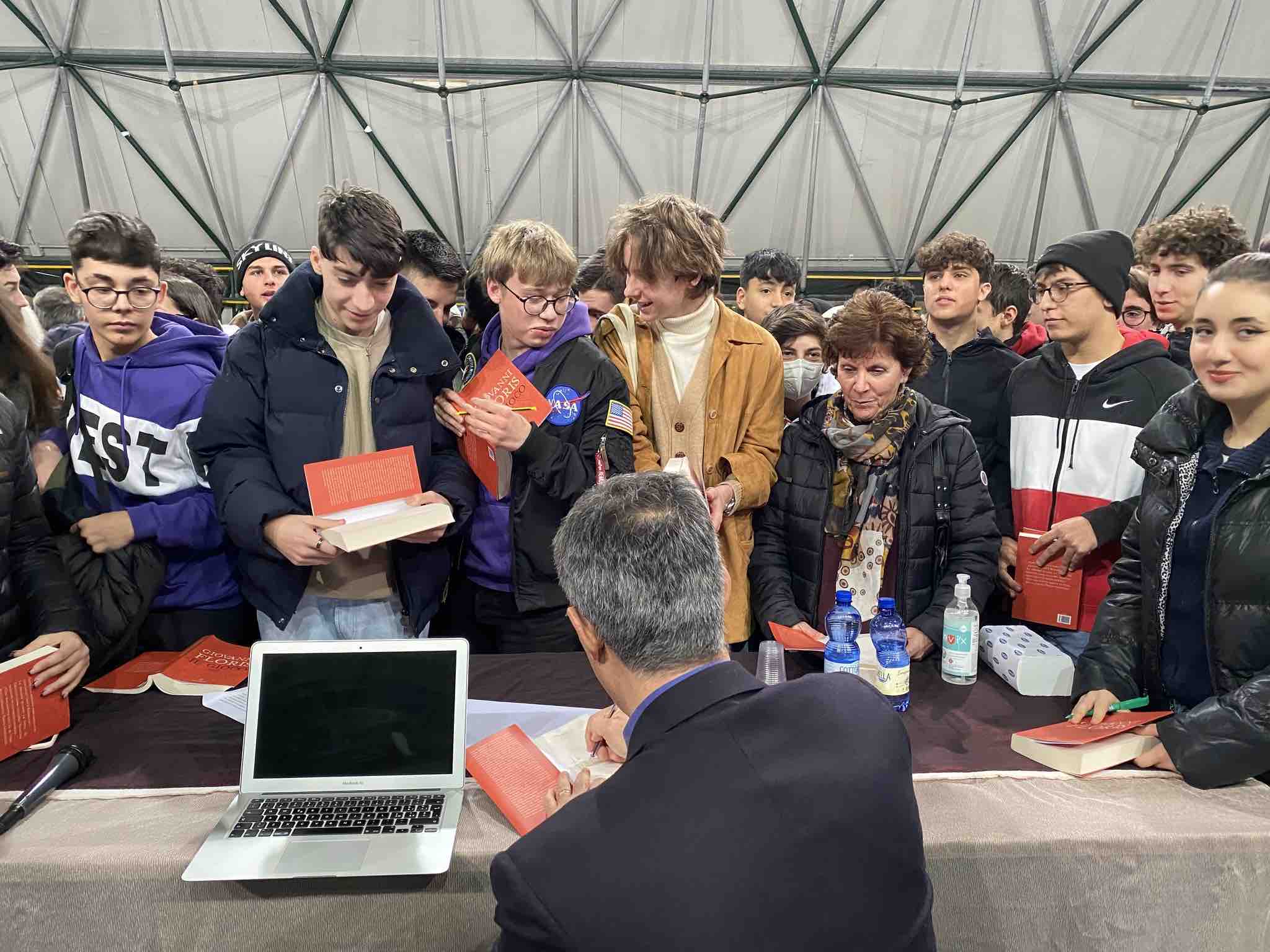 Gli studenti in file per la dedica