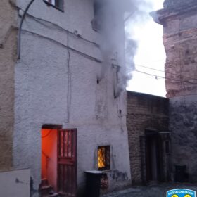 L'incendio divampato nel centro storico di Cave. Ph. Credit: Protezione Civile Cave- OdV
