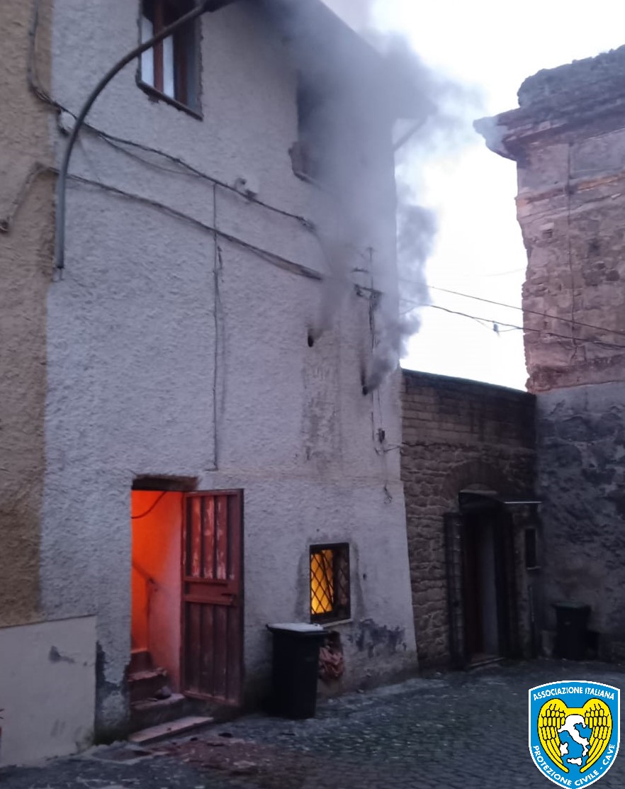 CAVE L'incendio divampato nel centro storico di Cave. Ph. Credit: Protezione Civile Cave- OdV