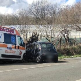 Scontro frontale con un' ambulanza