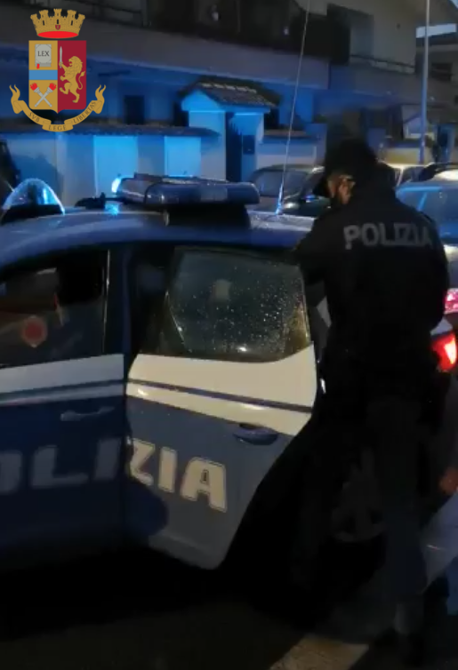 cerca di investire un poliziotto